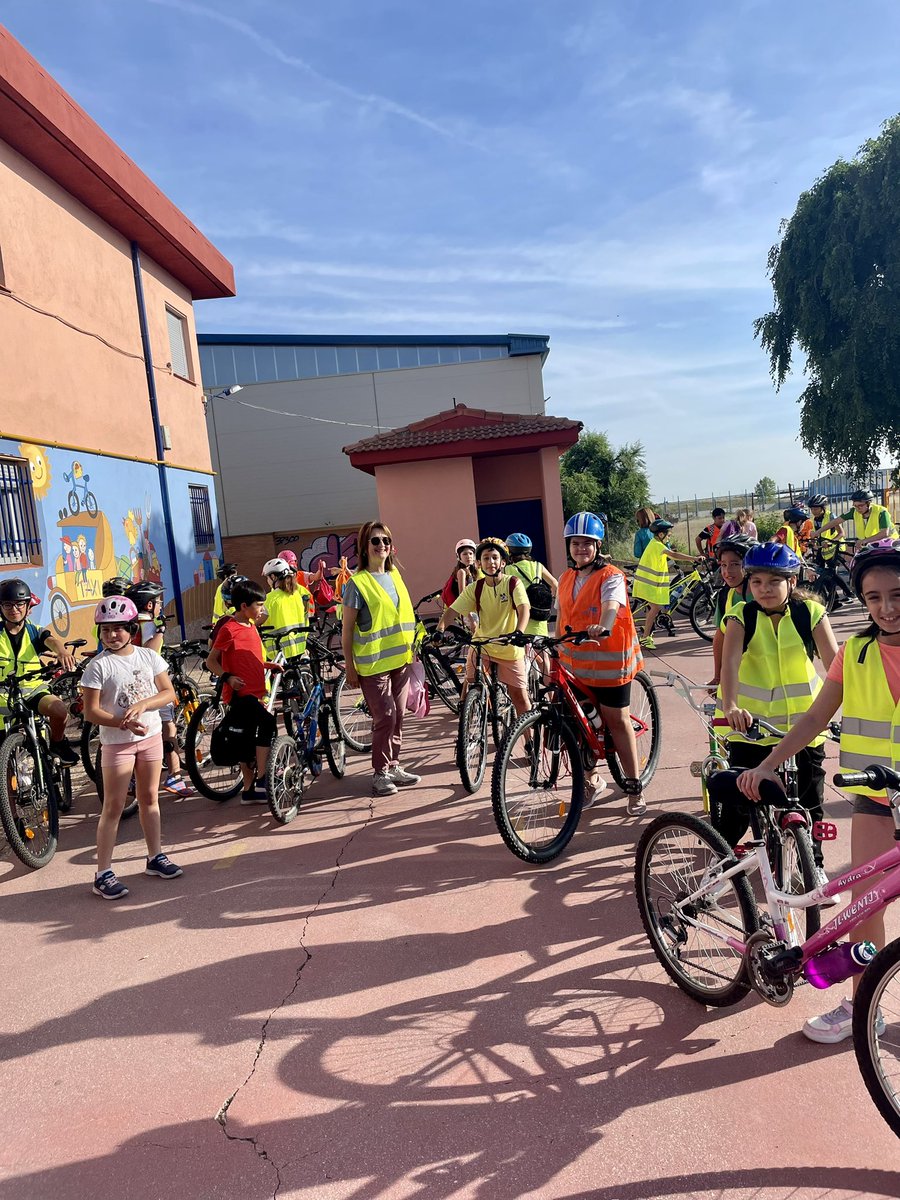 ceipseveriano's tweet photo. 🚲🚴♀️🚴🚴♂️
¡Nos vamos de ruta!!
Los alumnos de 4º, 5º y 6º del Seve se van a dar un paseito en bicicleta!!!
@PL_Bracamonte 🚔
👧🚲👦🚲👧🏽🚲👦🚲👦🏼 🚲🧒🏻
#ceipseverianomonte #curso22-23 #colemolon #siempreseve #niñosfelices
#nosgustatrabajarjuntas
#megustamicole https://t.co/WUQHGUaJ3y