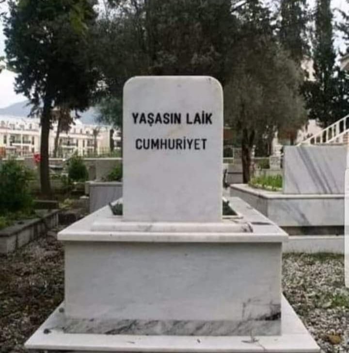 Yanlışlıkla biri fatiha falan okur diye işi sağlama almış....

😂😂