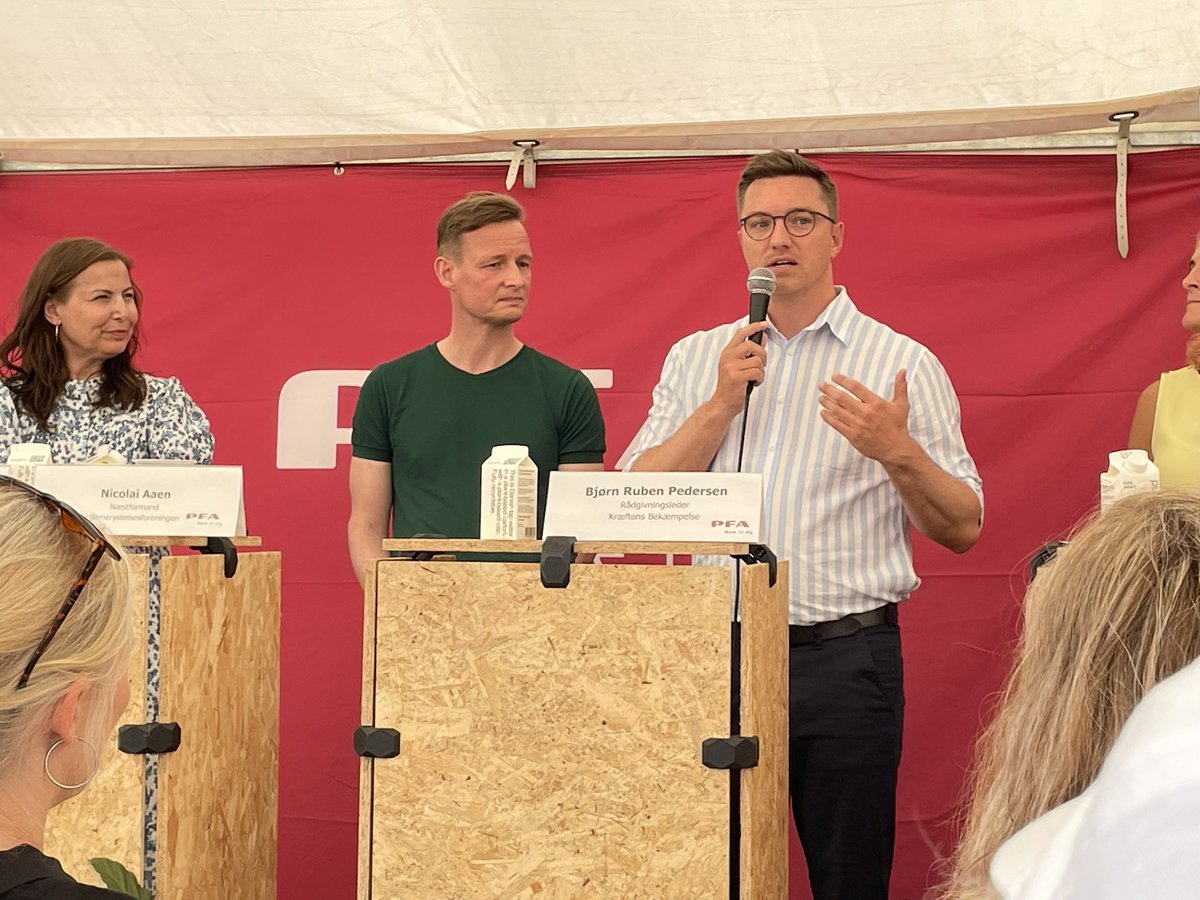 LoneHolms's tweet photo. @cancer_dk #senfølger @BjrnRuben ‘Arbejdsgiverne kan gøre en kæmpe forskel ved at støtte og afklare muligheder for den enkelte medarbejder efter kræft - senfølger, psykiske og fysiske - skaber social isolation. Udfordring at komme tilbage på arbejdet - alle har et ansvar.’ https://t.co/xIRVSRDX3h