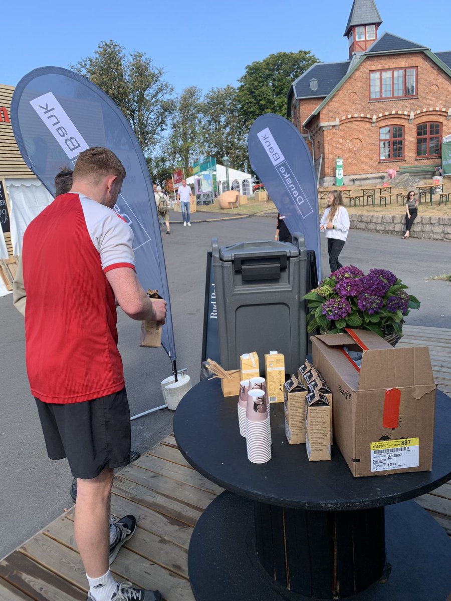 DanskeBank_DK's tweet photo. Vi deler gratis morgenkaffe ud kl. 9-10 i Danske Banks telt (F19 - for enden af Sverigesvej) - kom endelig forbi. Og så har vi events samme sted 10-13 #fmdk #fmdk23 #fn23 https://t.co/zN9LnjWT8H