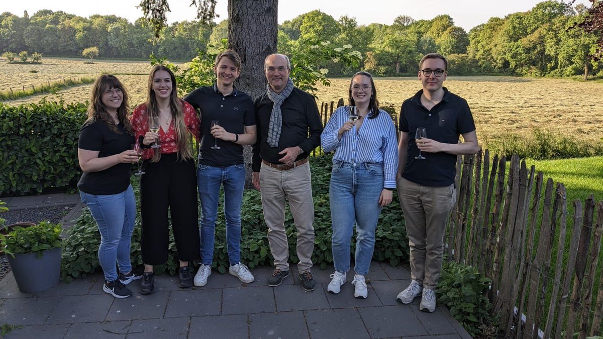 RWTH's tweet photo. Beim letzten "Running Dinner mit dem Rektor" hat Ulrich Rüdiger die Vorspeise des 3-Gänge-Menüs bei sich zuhause (Bild) zubereitet. 😋 Zum Hauptgang war der #RWTH-Rektor in eine Aachener Studi-WG eingeladen, zum Dessert im Bistro sahen sich alle wieder. 🍰😀
#RunningDinner https://t.co/RnJpbu7gz4