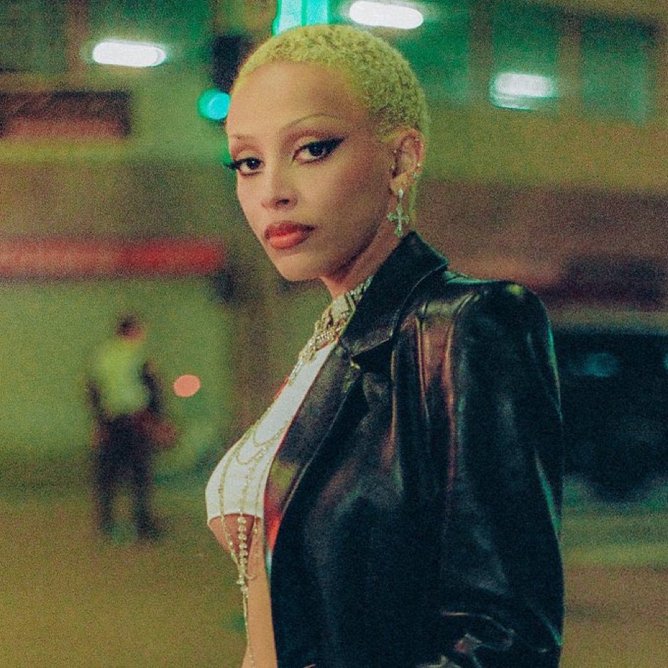 SamWontBite's tweet image. "Of course you bitches comparin Doja to who the hottest". #CATCHIT