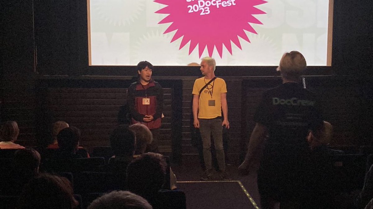 otogisyrupz's tweet image. 『東京自転車節』(英題 ”Tokyo Uber Blues”)１回目の上映スタート！
上映前に英語でスピーチをしました。初めてと言ってもいいくらい、四つのセンテンスをまとめて、しっかり言えた気がする！そして届いた気がします。
映画を楽しんで。
#SheffDocFest2023
#TokyoUberBlues
#東京自転車節