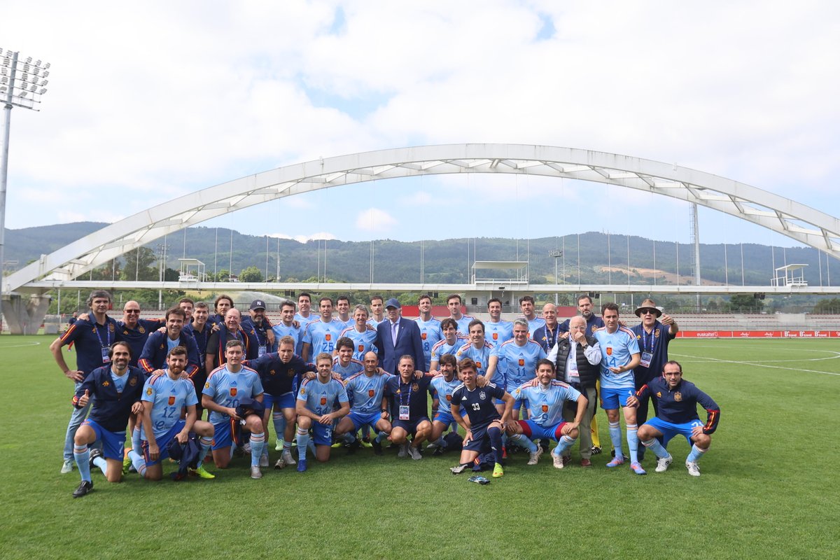 ColNotPaisVasco's tweet photo. Los notarios de la selección española de fútbol, arropan a José Ángel Iribar, el legendario portero del Athletic Club, en el inicio del campeonato de fútbol notarial que se está organizando en las instalaciones de Lezama y cuya final se celebrará mañana en San Mamés https://t.co/mUrN068rfV