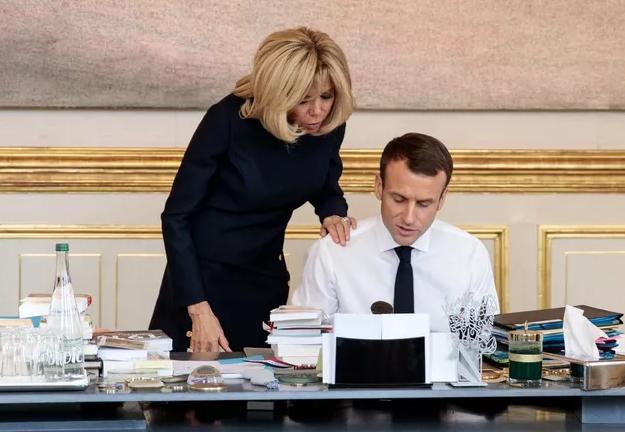 ceciestmontweet's tweet photo. - Qu'est ce que tu fais chéri ?
- Je prépare mon planning, aujourd'hui Elon Musk et Mohammed Ben Salmane, la semaine prochaine Vladimir Poutine et Bachar El-Assad, et après j'hésite entre Satan et le mec qui a inventé la pizza à l'ananas. https://t.co/Kr4pDBdM4X
