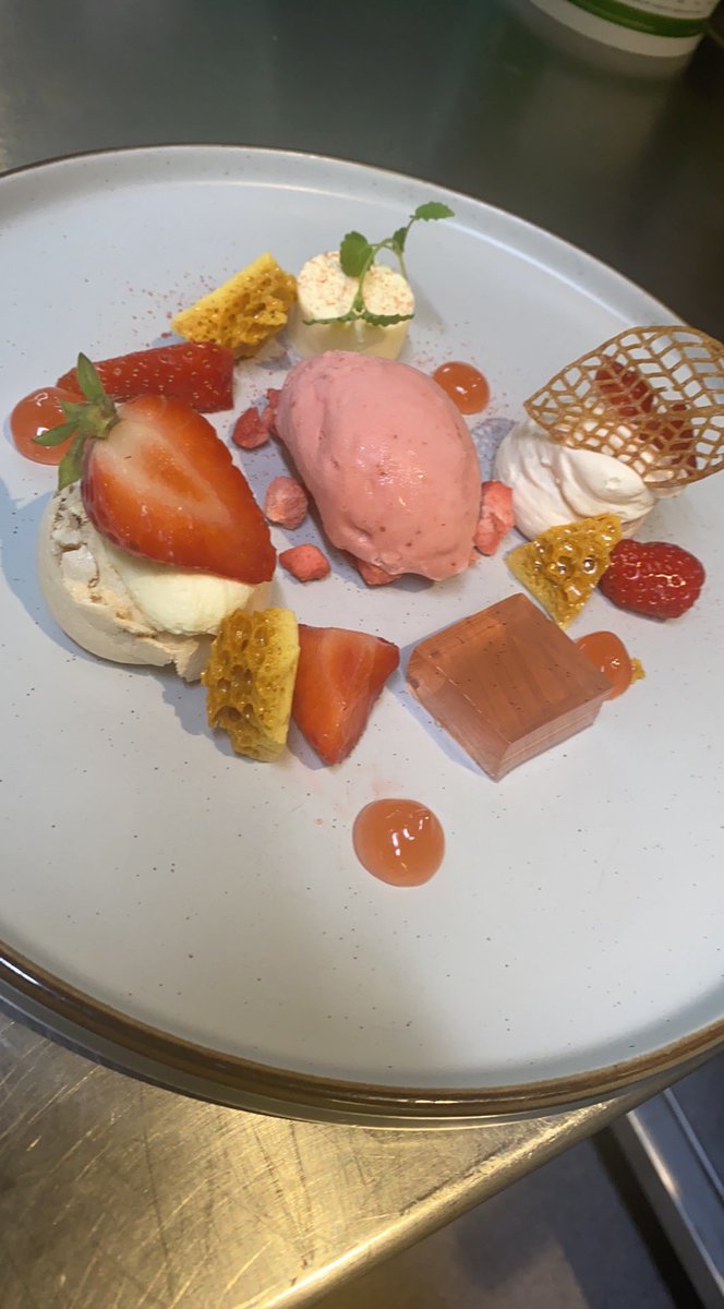 Great finish to term <a href="/SPC_Oxford/">St Peter's College</a> with <a href="/EifionDavies12/">Eifion Davies</a> and <a href="/GShankryta/">Lukasz Zastrozny</a> busy couple of weeks nearly over