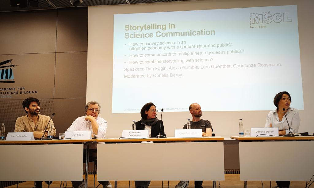 A wonderful podium discussing #scicomm and #storytelling - with @alexisgambis &amp; <a href="/danfagin/">Dan Fagin</a> from <a href="/nyuniversity/">New York University</a> + <a href="/corossmann/">Constanze Rossmann</a> &amp; @OpheliaDeroy from <a href="/LMU_Muenchen/">Universität München</a> + Lars Guenther - in a great setting @APBTutzing.