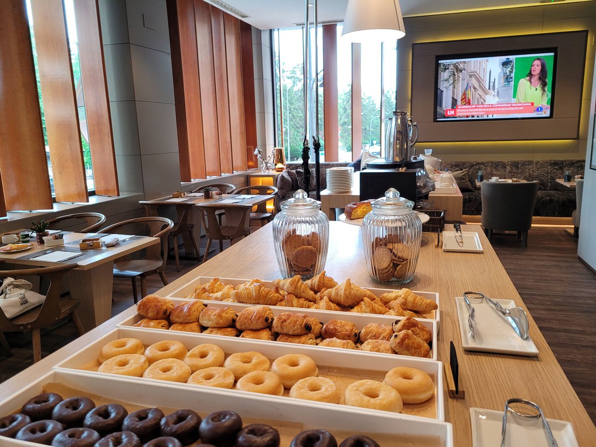 ¡Buenos días desde Ponferrada! ¡Así se desayuna en El Bierzo! Hoy vamos a conocer esta bonita ciudad, lo primero sería el museo de la radio y después su castillo templario. Ya os voy contando 😉 
#Paisajes24
@uned_ponferrad <a href="/museo_energia/">La Fábrica de Luz. Museo de la Energía</a>
