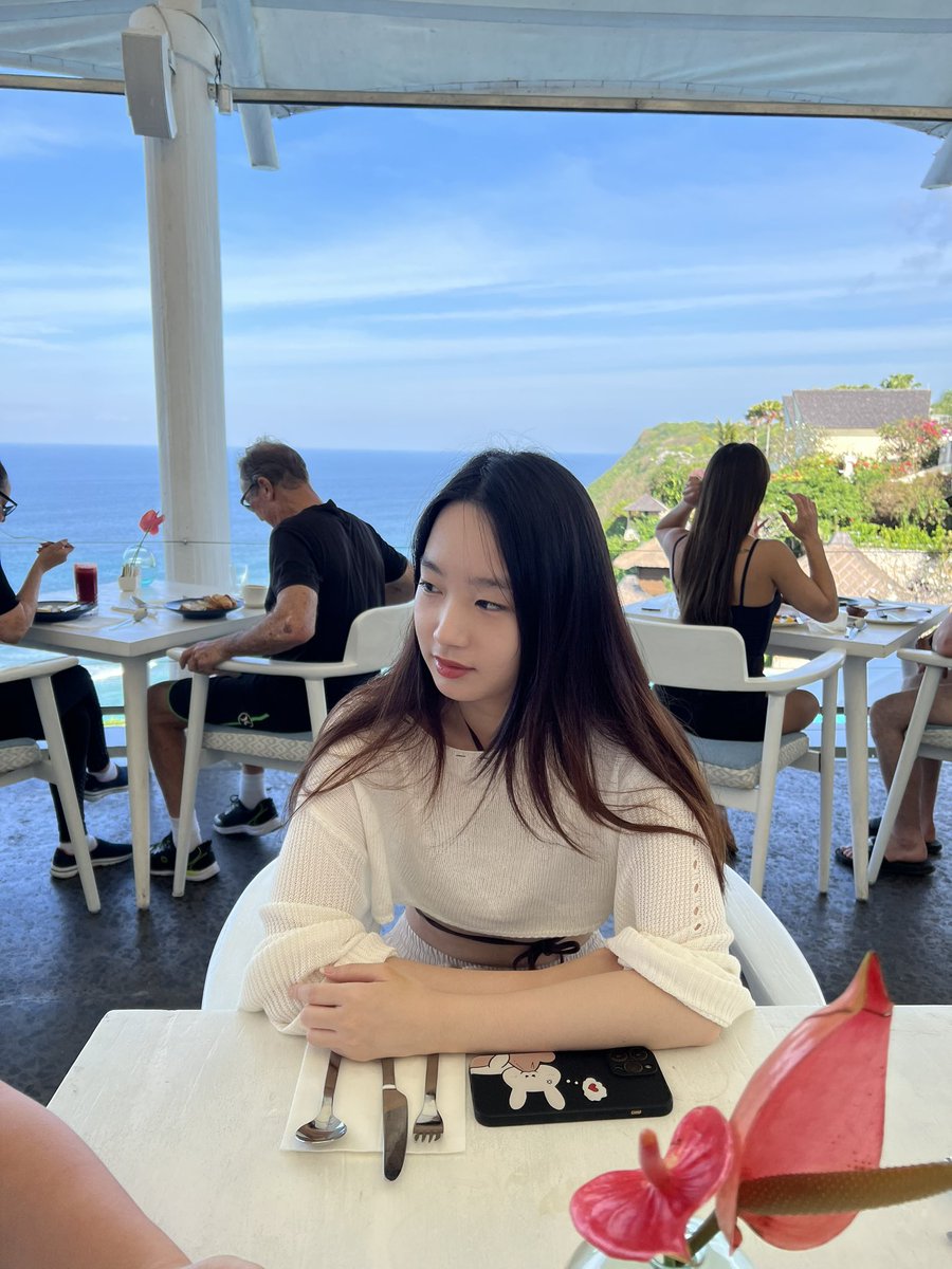 alliechx's tweet photo. bali ~ + 4 bruises + sprained wrist + 7am mornings. almost unalived myself everyday but still need to take pics tho 😼 https://t.co/PJ8TJihY7T