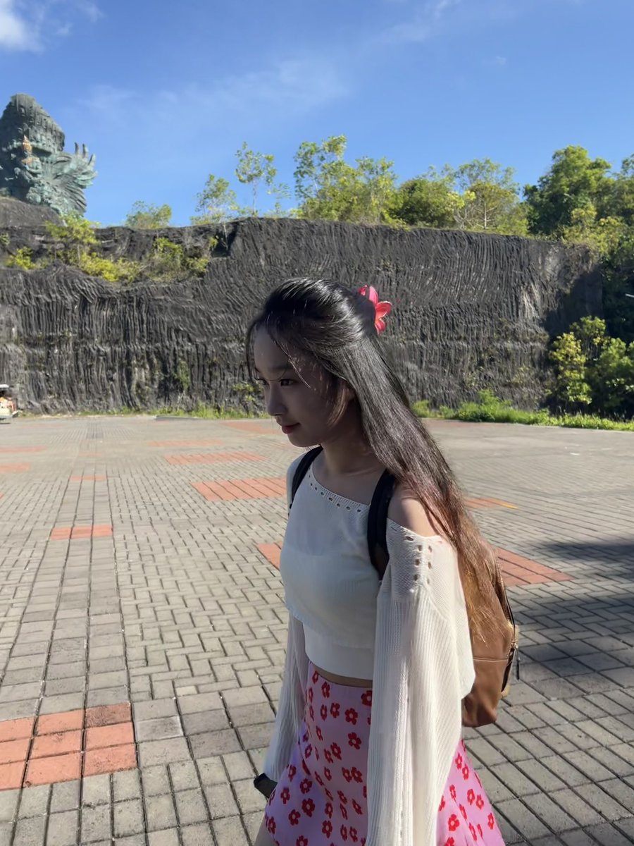 alliechx's tweet photo. bali ~ + 4 bruises + sprained wrist + 7am mornings. almost unalived myself everyday but still need to take pics tho 😼 https://t.co/PJ8TJihY7T