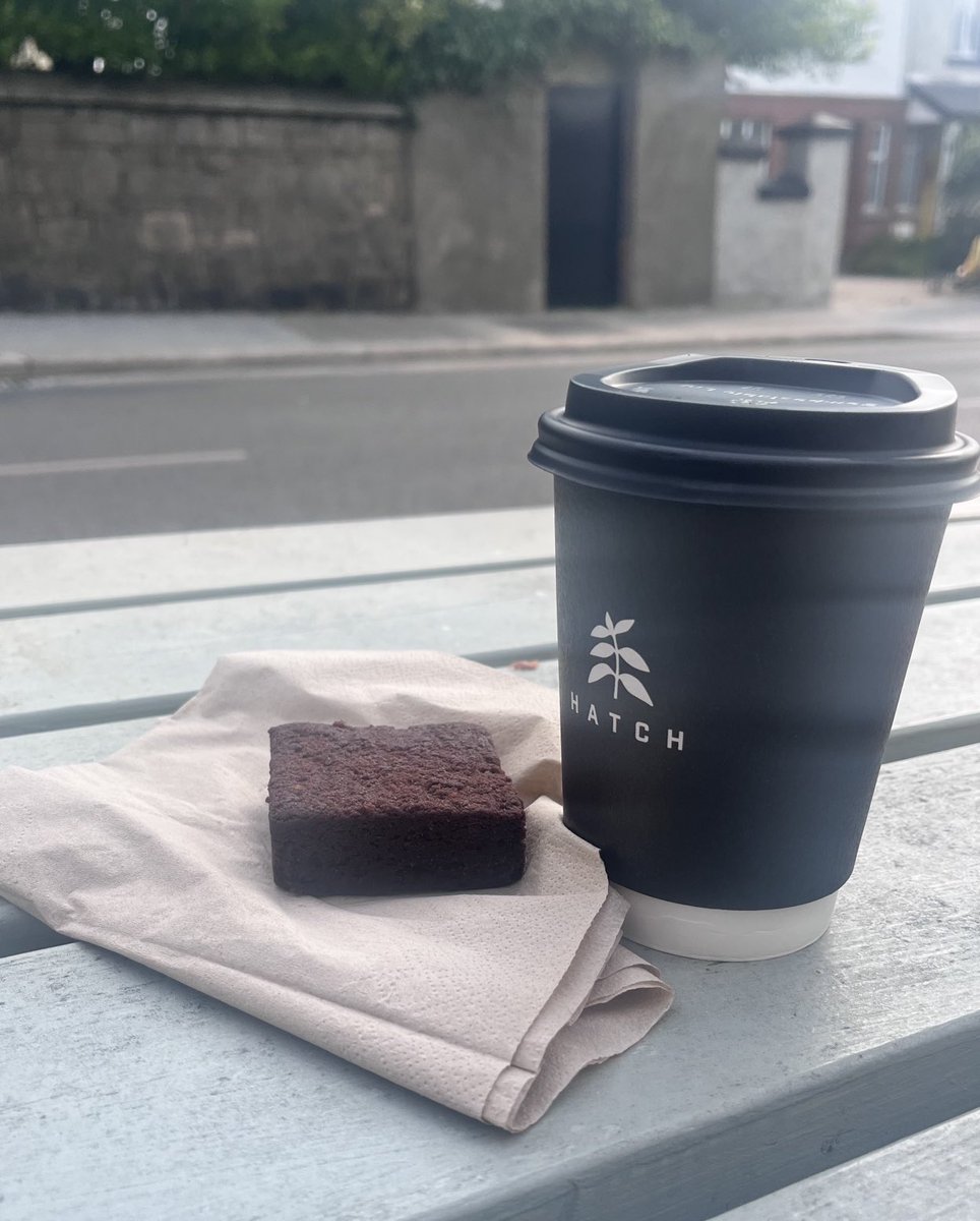 Boaters & Brownies … Hatch #Glasthule had complimentary Guinness brownies for customers this morning ! #Bloomsday2023