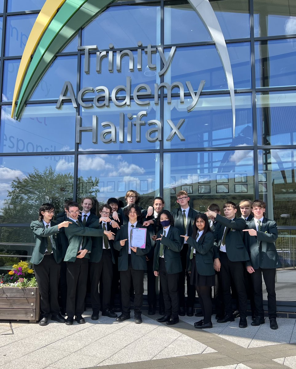 TrinityAcademyH's tweet image. Our Year 10 Computer Science students celebrating the Computing Quality Mark!🎉 Proud students and proud teachers 😊 @WeAreComputing #computingqualityframework #compqf
