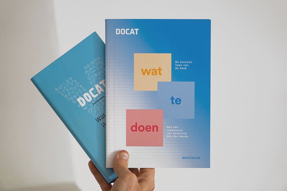 Nieuw: Na de DOCAT is er nu ook het DOCAT Werkboek. Het Werkboek is alleen via het bisdom  verkrijgbaar (€ 5,00). Maar ook online beschikbaar op docat.nl. Daar kunnen de verschillende hoofdstukken worden gedownload en zo eenvoudig geprint. bisdomrotterdam.nl/nieuws/netwerk…