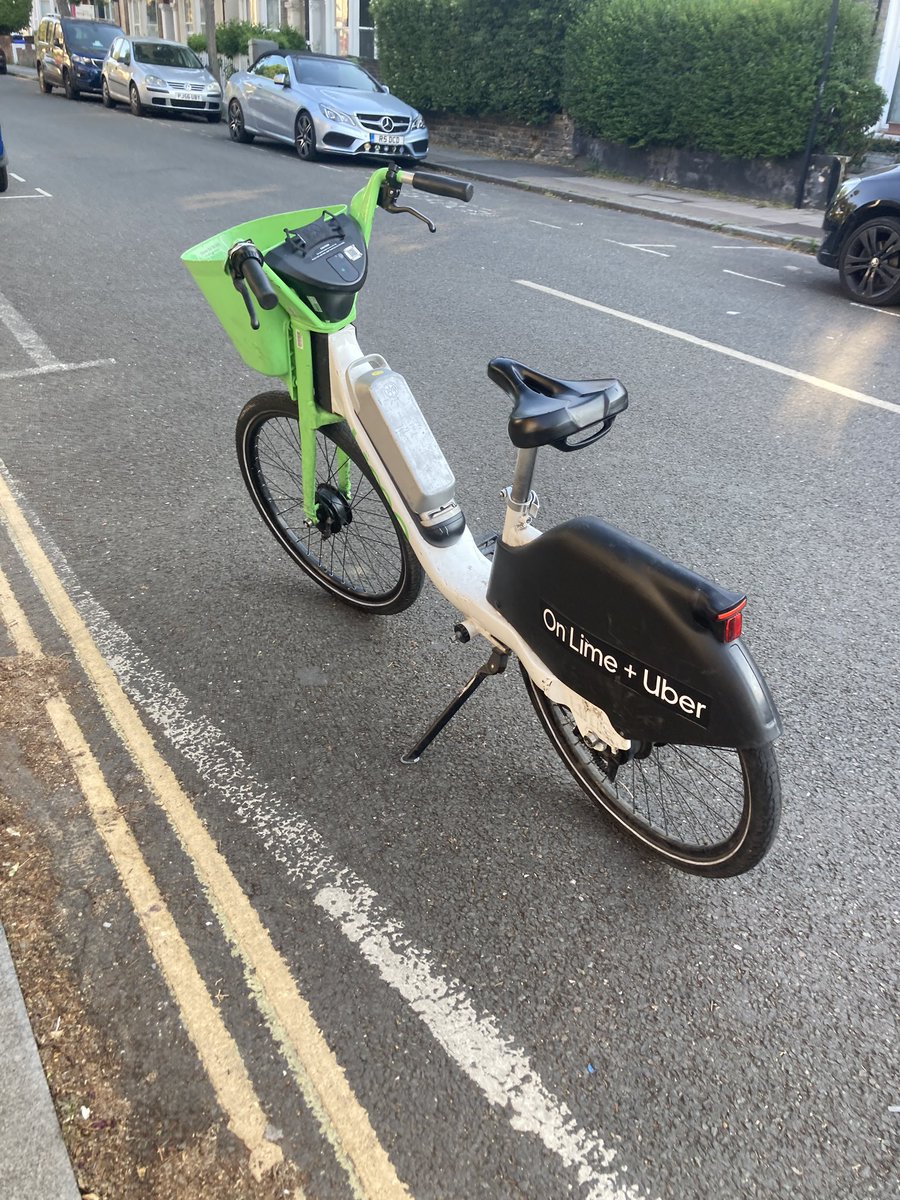 Two bikes on #MelbourneGrove are no good for cycling as they only have one pedal @limebike #SE22 #EastDulwich