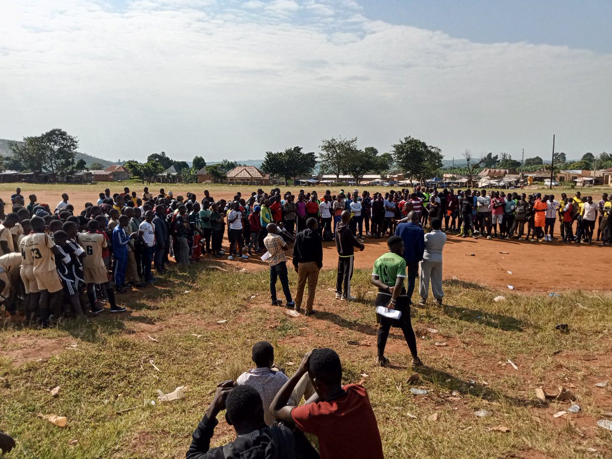 ABEDESSIEN80704's tweet photo. @Onc_media @bensonMugish @BunaBright @BuyelaChris @ChiefMuzzukulu @davidbalinda14 @FirstAfrican_ @GoodEphraim22 @GovUganda @KagutaMuseveni @kirunda_faruk Players on the morning assembly with the RDC on the ibanda bazzukulu cup https://t.co/90kDl05SeR