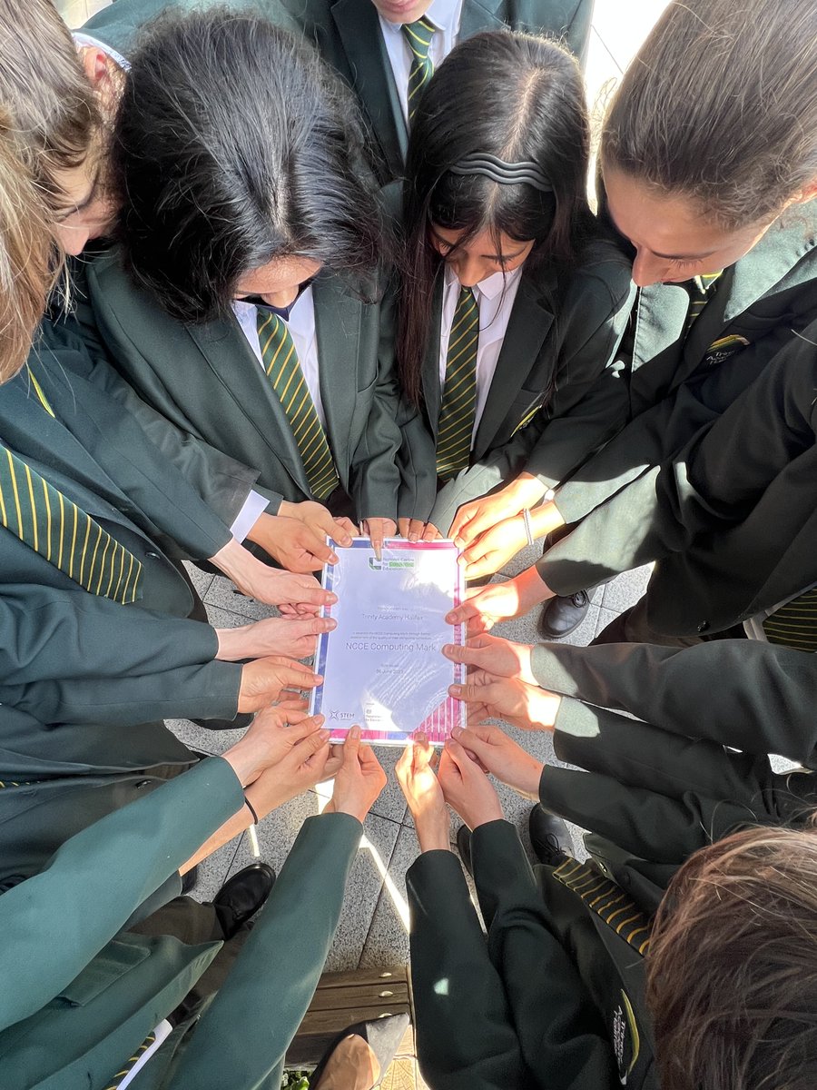 TrinityAcademyH's tweet image. Our Year 10 Computer Science students celebrating the Computing Quality Mark!🎉 Proud students and proud teachers 😊 @WeAreComputing #computingqualityframework #compqf