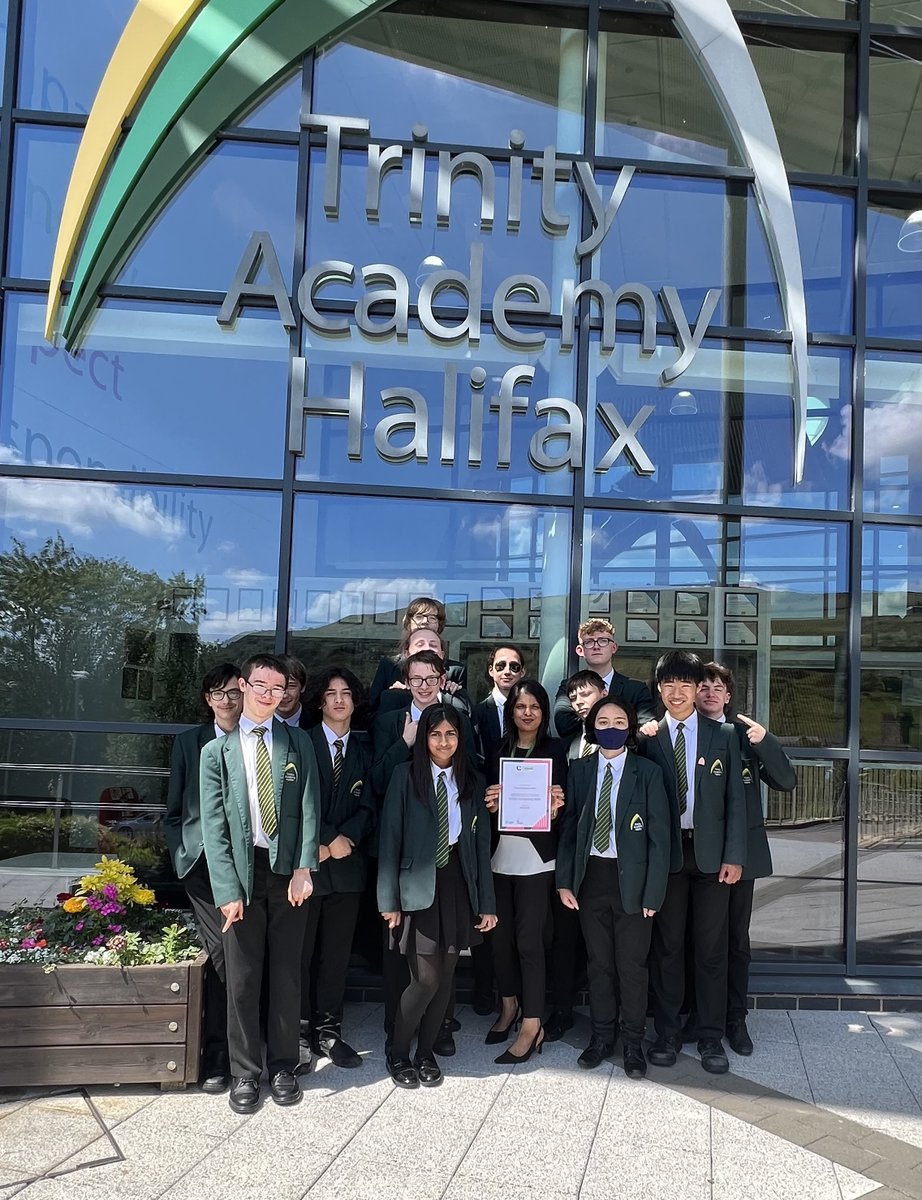 TrinityAcademyH's tweet image. Our Year 10 Computer Science students celebrating the Computing Quality Mark!🎉 Proud students and proud teachers 😊 @WeAreComputing #computingqualityframework #compqf