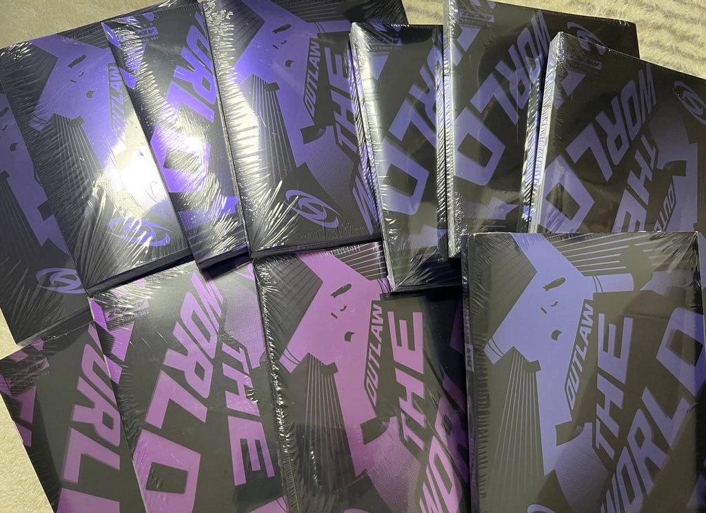vjaeff's tweet image. [HELP RT - MY 🇲🇾]
ATEEZ THE WORLD EP.2 : OUTLAW 

RM20 each 
purple ✅✅✅
pink ✅✅✅

- exc ems and local postage 
- no backout 
- 400 pcs available

#pasarATEEZ