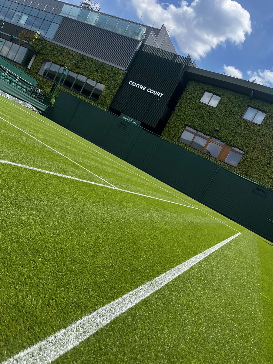 The team getting the work done in the beautiful sunshine <a href="/Wimbledon/">Wimbledon</a>👷‍♂️☀