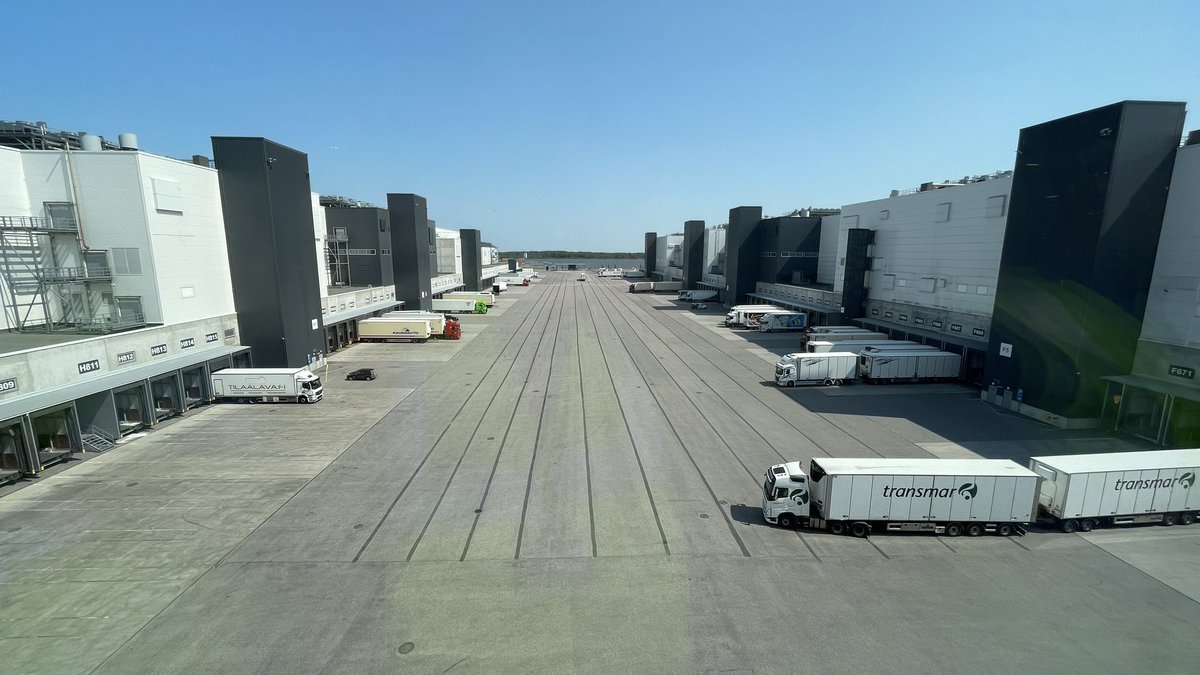 SamuliSiivonen's tweet photo. Kävin eilen tutustumassa Inex Partners Oyn logistiikkakeskukseen Sipoossa.

Aivan mieletön paikka!

1000 rekkaa päivässä, lentokentän jälkeen Suomen suurin rakennus, loputtomasti hyllyjä, tavaraa liikkuu joka suuntaan hirveällä vauhdilla, robotit ja 3D tetris lavojen kanssa, … https://t.co/v0lOi9Zfqq