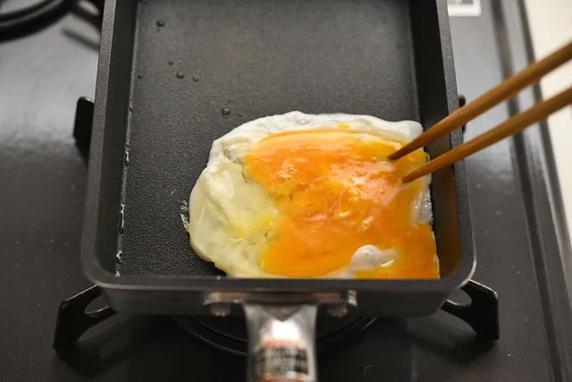お弁当のおかずにぴったり！「ハムたまごの三角焼き」レシピ！！