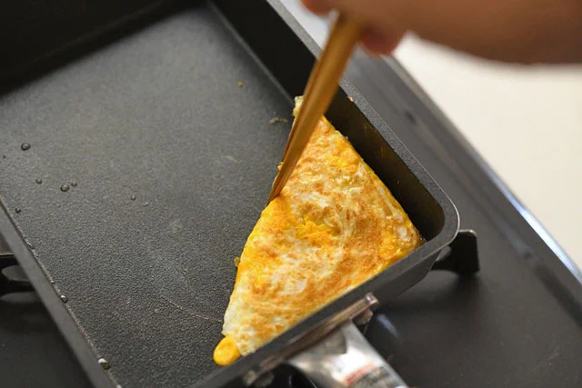 お弁当のおかずにぴったり！「ハムたまごの三角焼き」レシピ！！