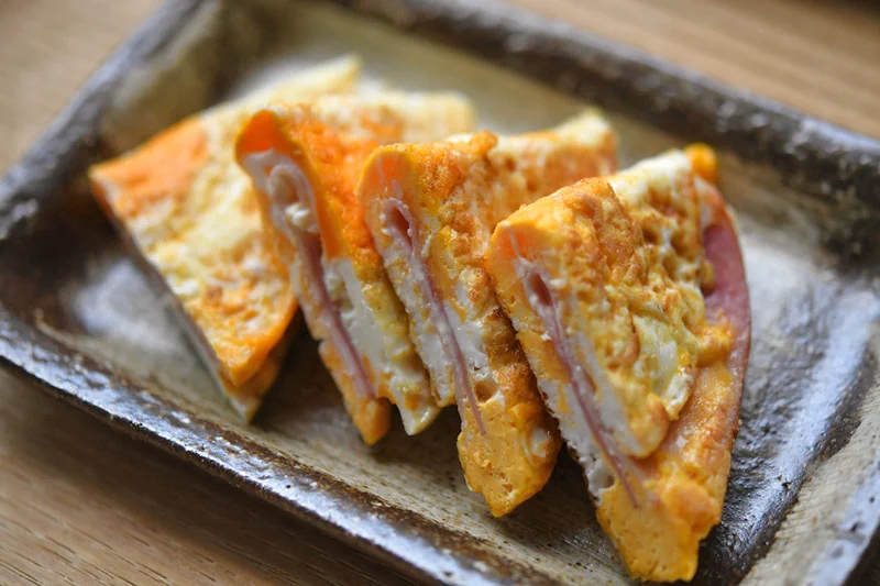 お弁当のおかずにぴったり！「ハムたまごの三角焼き」レシピ！！