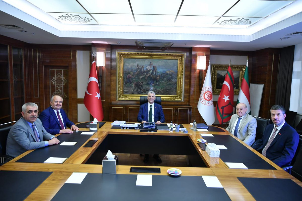 hesar73's tweet photo. Birlik Başkanımız Heşar HAŞİMOĞLU, TŞOF Genel Başkan Yardımcısı Rıza TEKİN, İstanbul Taksiciler Odası Başkanı Eyüp AKSU ve Gaziantep Şoförler Odası Başkanı Ünal AKDOĞAN ile birlikte Ticaret Bakanımız Sn Ömer BOLAT’a hayırlı olsun ziyaretinde bulunduk.
@omerbolatTR https://t.co/6znRkjJYLL