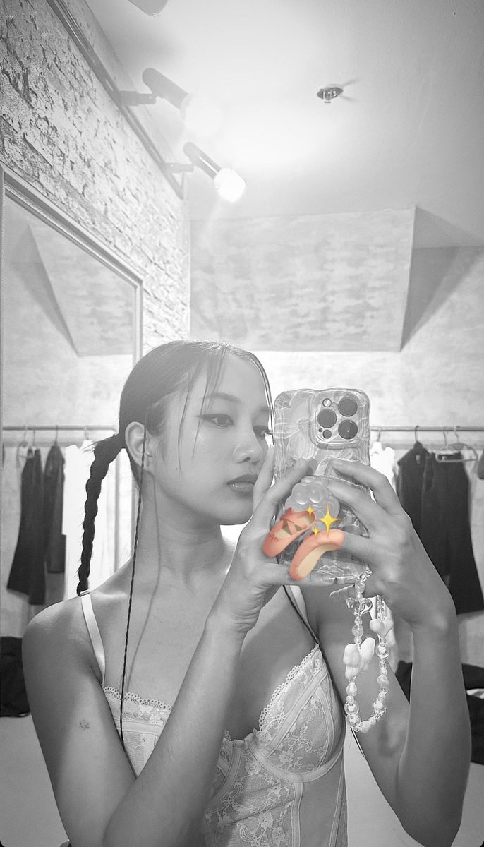 You don’t need color to be bold. 💫

Freen’s IG Story
#srchafreen