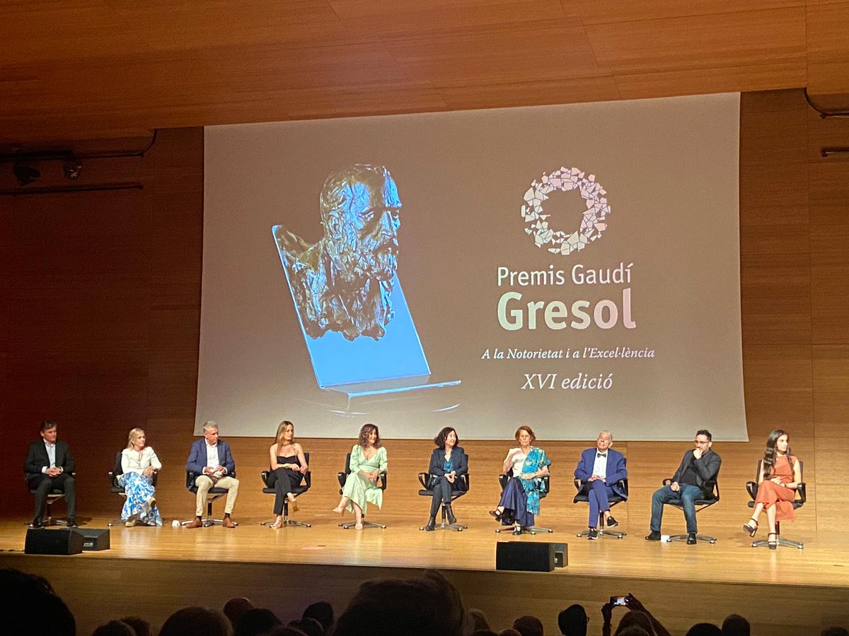 AureaRodriguezL's tweet photo. Molt emocionada i honrada pel Premi Gaudí Gresol a la Notorietat i Excel•lència en Tecnologia  i Innovació.

Felicitats a la resta de premiats i agraïda a la meva familia, amics i #SINERGENTES
Seguirem repicant 🦾
#antesmuertaqueanalogica https://t.co/HVE2K18vNk
