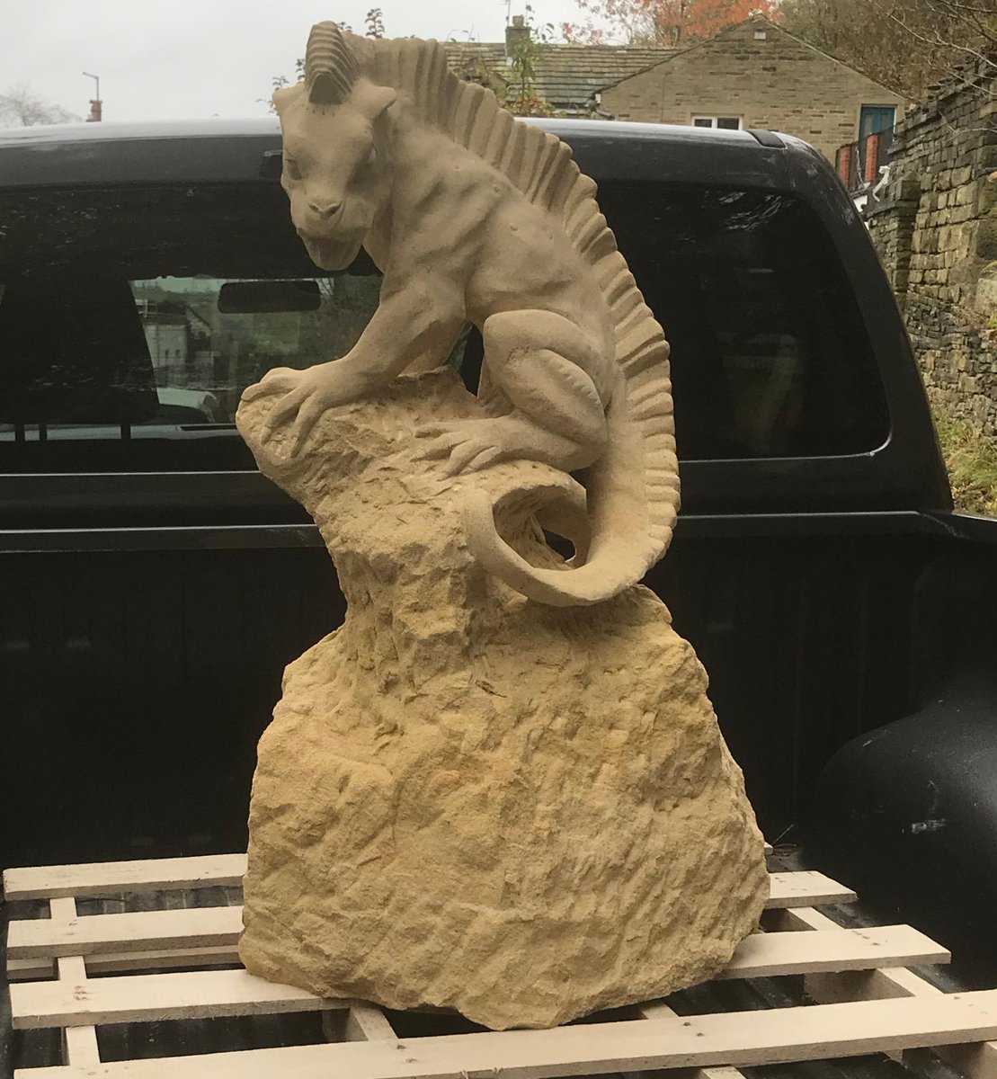 Something a little bit different!

This bespoke #WittonFellSandstone dragon allowed our stonemason to really show his flair for traditional carving!🙌

This lovely creature is now happily in its new home! 

#yorkshire #uk #stonemasons #stonecarving #bespokestone #stonesupplies