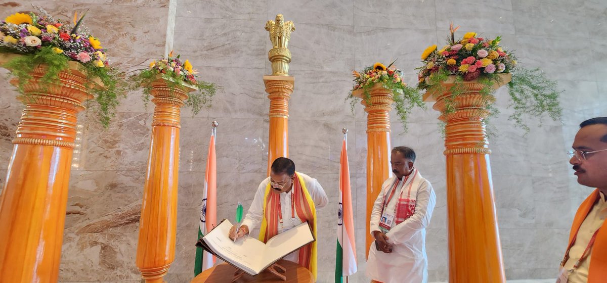 मुंबई (महाराष्ट्र) में राष्ट्रीय विधायक सम्मेलन में देश भर के वरिष्ठ जनप्रतिनिधियों के साथ शामिल हुआ।

इस 3 दिवसीय आयोजन में देशभर से लगभग 2800 विधायक शामिल हुए हैं। 

सम्मेलन में अनेकों महत्वपूर्ण विषयों पर चर्चा हुई।

<a href="/bhupeshbaghel/">Bhupesh Baghel</a> <a href="/DrCharandas/">Dr. Charan Das Mahant</a> <a href="/Kawasilakhma/">Kawasi Lakhma</a> <a href="/INCChhattisgarh/">INC Chhattisgarh</a>