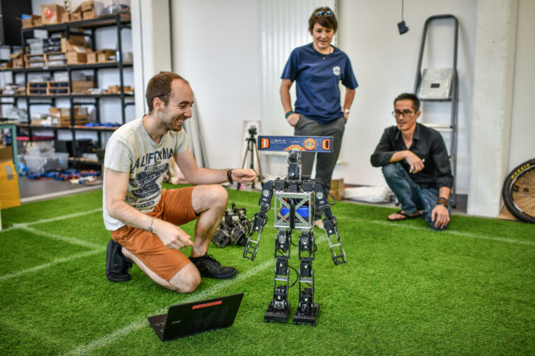 🟢[Dossier] Rhoban, l’équipe de robots humanoïdes bordelaise, participera à la RoboCup à domicile. Dans leur laboratoire, les vice-champions du monde tentent de régler les derniers problèmes.
➡️courrierdegironde.fr/les-yeux-dans-…
.
#gironde  #bordeaux #bordeauxmetropole <a href="/RhobanRobots/">Rhoban</a>