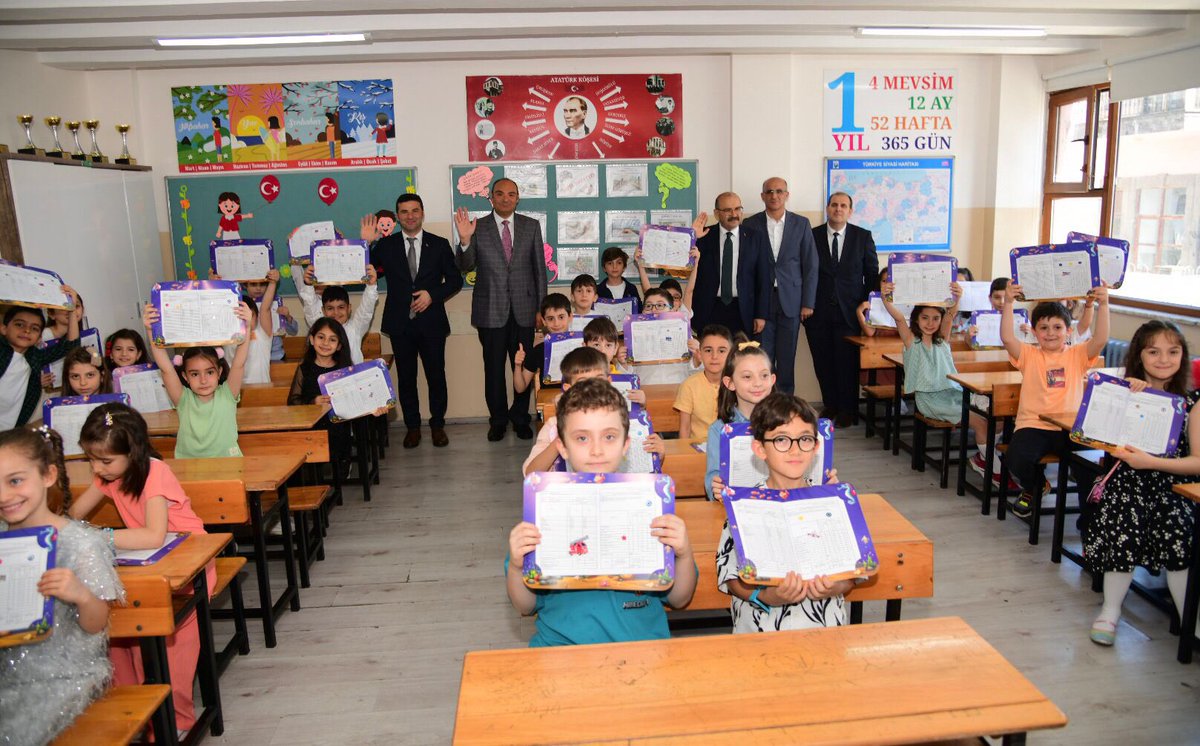 EvrenGrms's tweet photo. Sn. Valimizle Dumlupınar İlkokulunda düzenlenen karne törenine iştirak ederek çocuklarımızın mutluluklarını paylaştık. Bayrağımızın altında karşılayıp yine onun gölgesinden uğurladığımız çocuklarımıza ve kıymeti sözden yüce her bir öğretmenimize teşekkür ediyorum.
@Yusuf__Tekin https://t.co/PBZ3RfyiKe