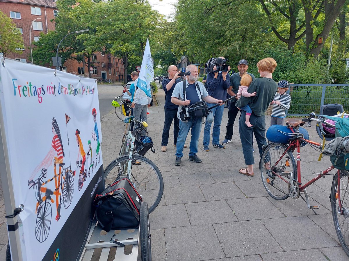 Der <a href="/ndr/">NDR.de</a> hat den #BiciBusHH auf der Fahrt durch #Altona begleitet.

Die Fernsehaufnahmen könnt ihr HEUTE 2 Mal sehen:

1.) 16:00 Uhr in der Sendung „NDR Info“

2.) 19:30 Uhr in der Sendung „Hamburg Journal“

Fernseher einschalten oder diesen Link klicken:
ndr.de/fernsehen/live…