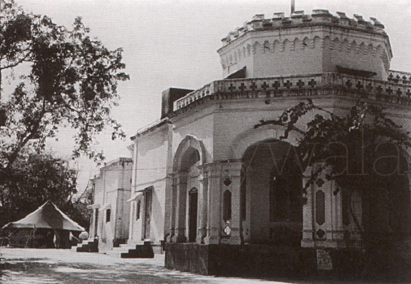 Memorywala1's tweet image. The first office of All India Radio (AIR) in Delhi was located in Alipur (1936-43), a neighborhood in Delhi. 
Alipur center was later shifted to the Parliament Street where the current headquarters of All India Radio, Akashvani Bhavan, is situated. 
@airnewsalerts @AkashvaniAIR