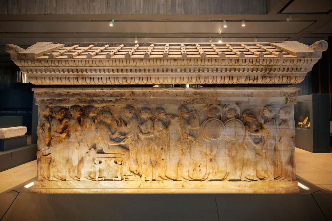 🇹🇷 Polyksena'nın Düğünü Evlenmeden ölen genç kız için lahitin üzerine bir düğün sahnesi işlenmiş. Bu dünyada yaşayamadığı mutluluğa erişmenin bir yolu adeta. Peki, günümüzde buna benzer bir gelenek biliyor musunuz? 🌍 #troyamüzesi #museumoftroy #çanakkale #Türkiye #poliksena