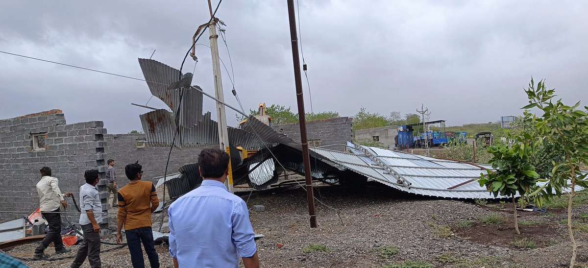 રાણપુર ના કિનારા ચોકડી પાસે સેડ વાવાઝોડામાં ઉદો. જે ને દુરકર કરવાની કામગીરી તંત્ર દ્વારા ચાલુ. જે દુરકરવામાં અવિયો. <a href="/DDOBOTAD/">District Panchayat office Botad</a> <a href="/Collectorbotad/">Collector & DM Botad</a> @TDORANPUR <a href="/IcdsRanpur/">ICDS_CDPO_RANPUR</a> @mahitibotad <a href="/apbhatt_2270/">mam-ranpur</a>