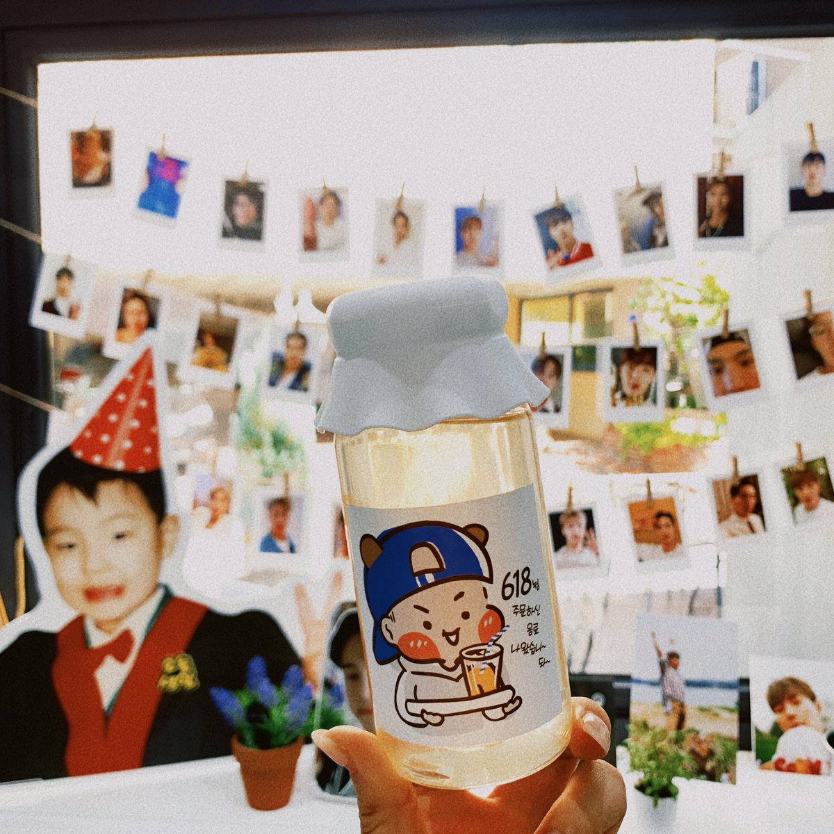 11NIGHT22's tweet photo. #유월에_쓰여진_셔누라는_시
#Fragrant618_shownu

백리향에이드가 맛있고 
셔누가 진짜 진짜 진짜 많아여 ♡ 
어느 곳을 가도 멋있고 귀여운 셔누가 기득가득 있는 곳! 구경 잘하고 갑니다 🥰 https://t.co/9r6eB6AkH8
