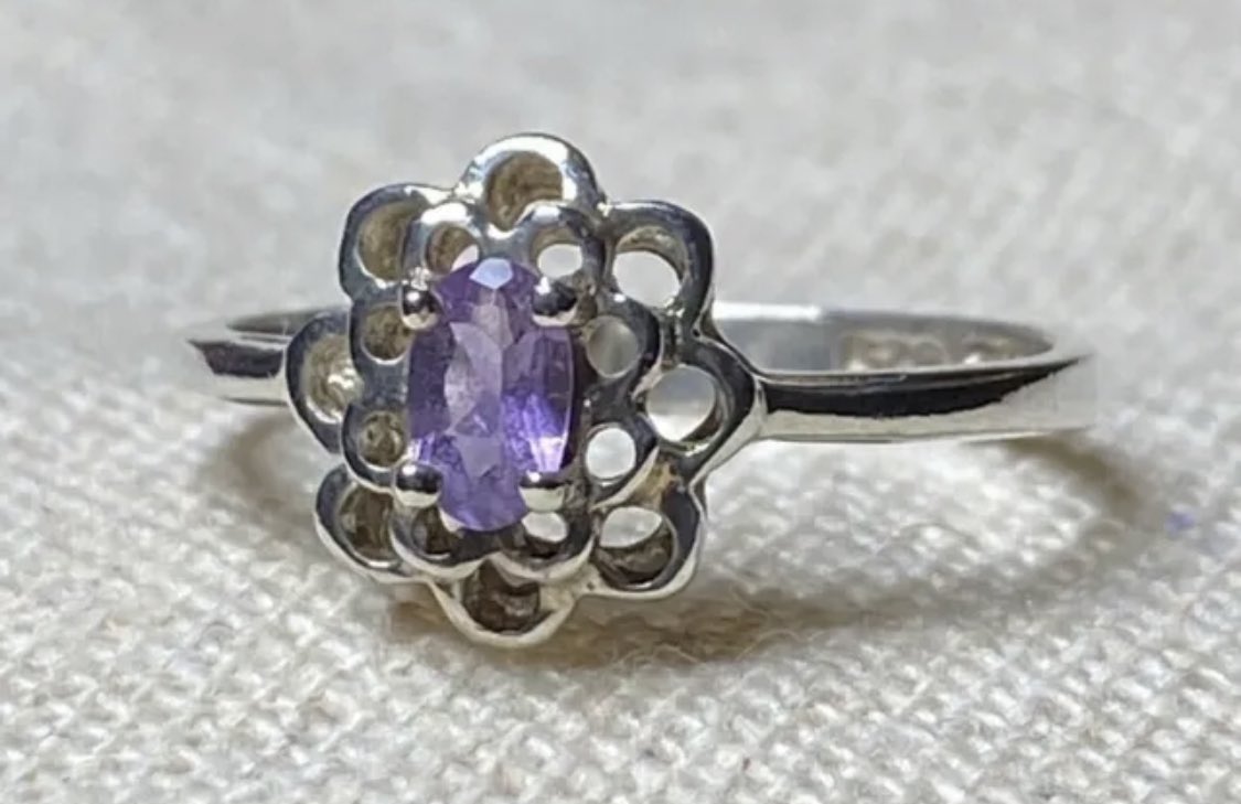 Vintage Sterling Silver and Amethyst Flower Style Ring — Size 5 1/2 - CL 

ebay.com/itm/1757645202…

#vintagejewelry #ring #Amethyst #purple #gemstone #sterlingsilver 💜