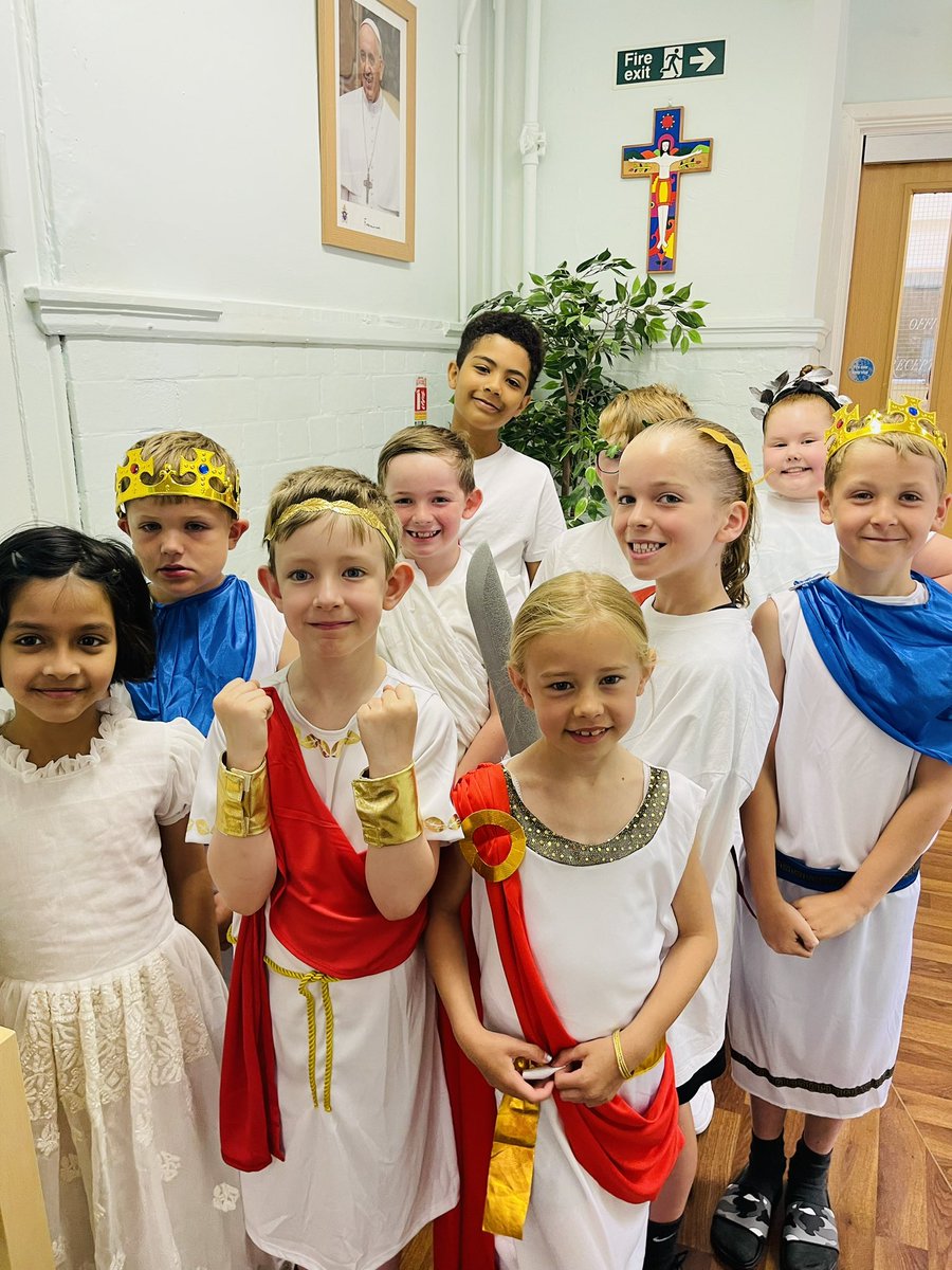 Great start to our Greek day today in Year 3/4! The children have made an excellent effort dressing up at Ancient Greeks!! 🇬🇷 #historyisfun