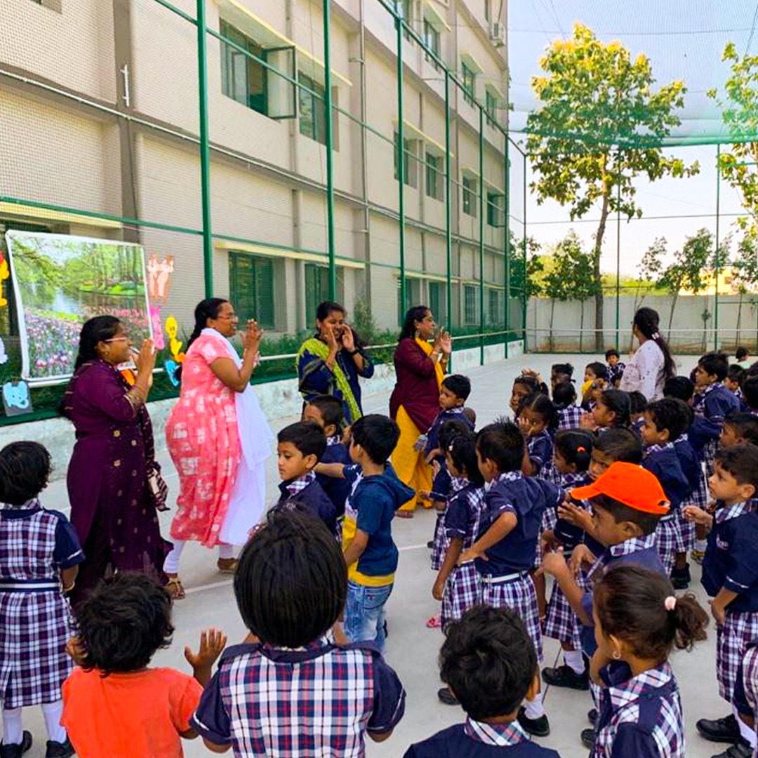 libr_school's tweet photo. It's the first day of school in kindergarten, and the excitement is palpable!

The journey begins, filled with endless possibilities and the promise of growth. Kindergarten is a magical time of discovery, where young minds blossom and friendships flourish.
#firstdayofschool https://t.co/O4HBN1R4mw