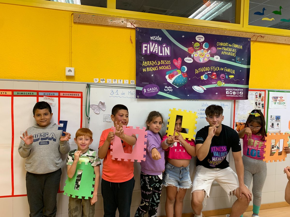 🚀¡En la nave #FIVALÍN hay sitio para todas y todos!

✌️Los talleres saludables también sirven para crear comunidad entre las familias: ¡en l'Espai Tricicle de @fundesplai aprendimos a compartir el nombre del programa en lengua de signos!

🫶Gracias @Nike #MadeToPlay.