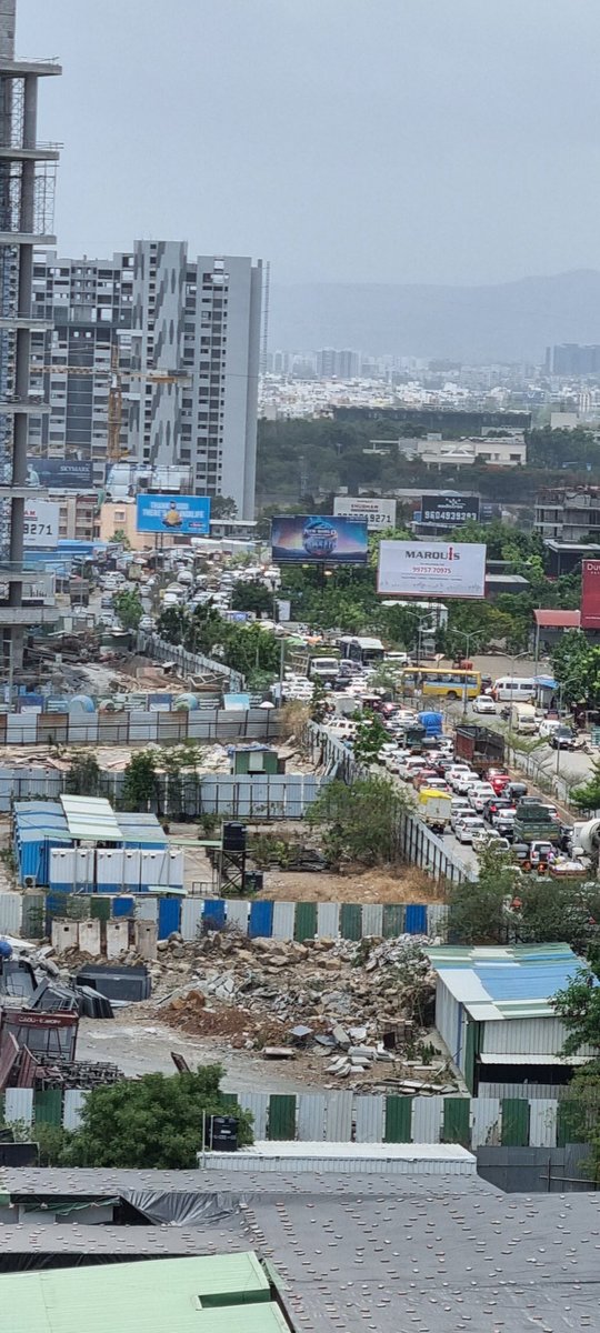 Bishalgupta's tweet photo. @PuneCityTraffic Request you to help on the daily traffic jam happening at Gera Commerce Zone Kharadi junction. Too many viechles come from wrong side which is also adding to this jam https://t.co/juuTN0jDEQ