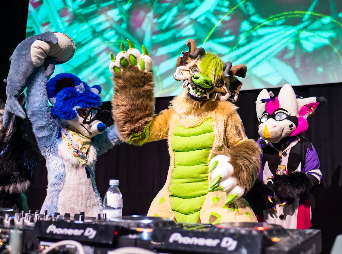 Throwback to NFC for this #fursuitfriday! Will definetly be going next edition ✨

#furry #fursuit #furrydance