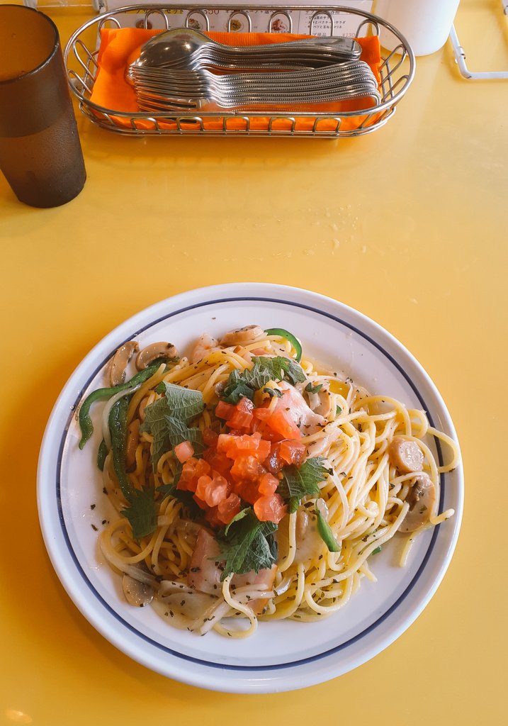 昼飯昼食🍴関谷スパゲッティ✨醤油バジリコ🍝オニオンスープ🧅💕暑い…美容室✂️に行ってきましたぁ〰️朝は食べないんですが😋お腹すいちゃって(笑)朝食🍴木村屋總本店✨昭和なしょうが焼きパン🍞🎵