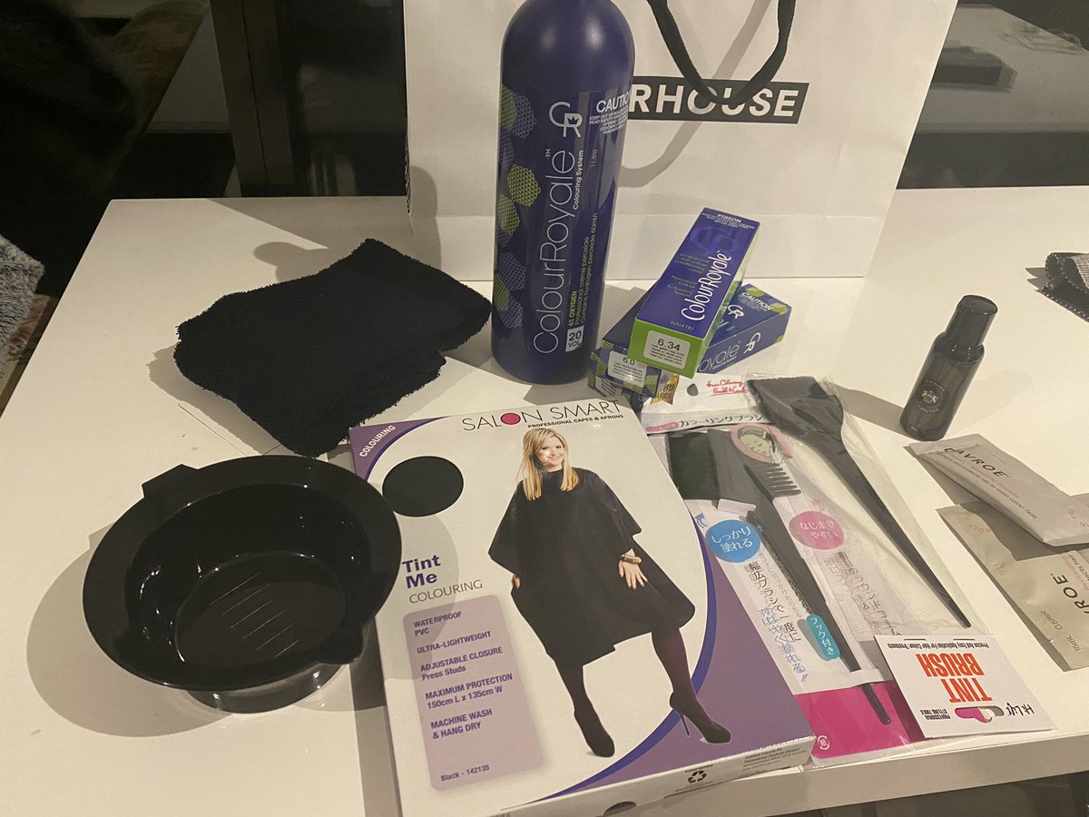 haiyaaaaaaaa's tweet photo. ヘアカラー始めました！

日本にカラー道具全部置いてきたので新たにメルボルンで揃えました！
日本だったらプロが使うカラー剤は美容専門の問屋とか（会員証必要とか）じゃないと直接買えないのにメルボルン普通に売ってる😳
まぁ日本じゃ使えないような薬もあるので知識ないとリスク高いな… https://t.co/PqyPvhPCYS
