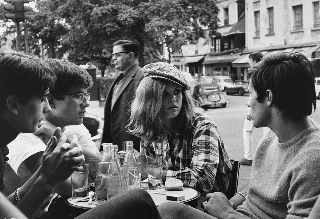 Janine Niépce.
À la terrasse, rue Saint-Séverin, Quartier Latin 
1966. Paris