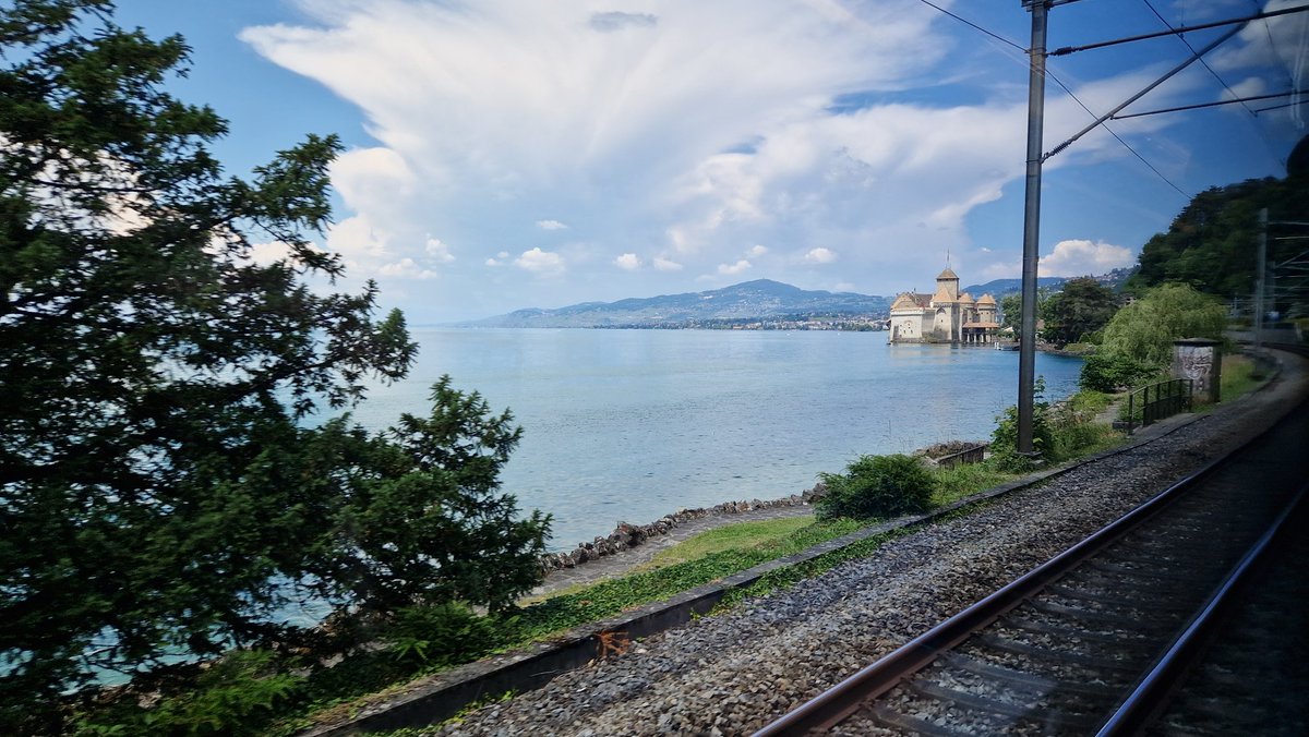 Passing Montreux. 16/6/23. No smoke visible on water. Can confirm, though - it is still on Lake Geneva shoreline 🤟