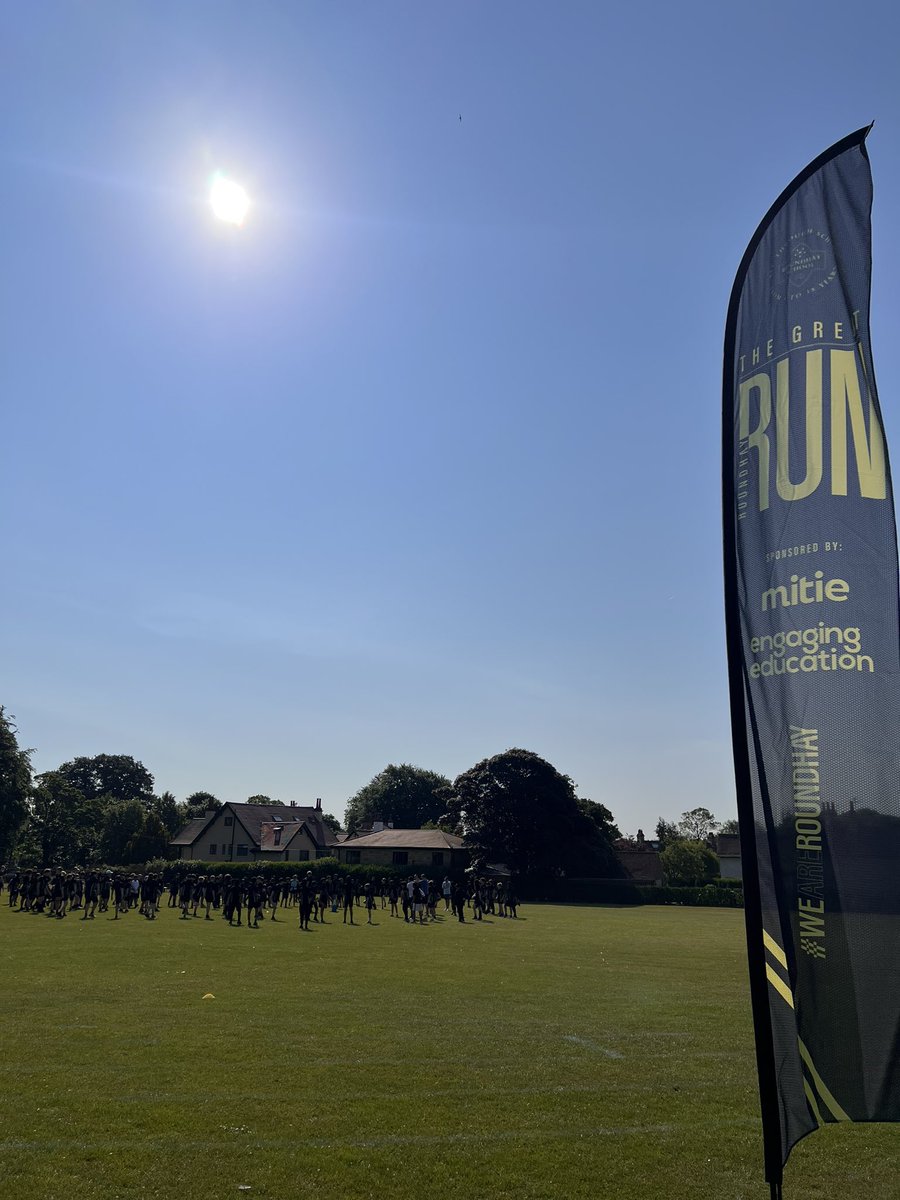 Year 7 Great Roundhay Run about to start. Warm ups underway! #DoesntHappenEverywhere @RoundhayHead 🏃‍♀️🏃🏃‍♂️💪